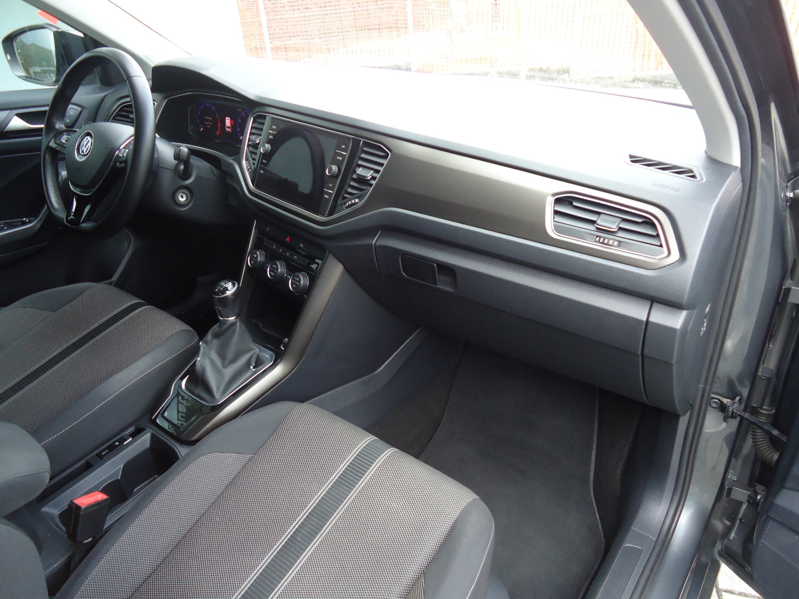 
								VW T-ROC 2018 full									