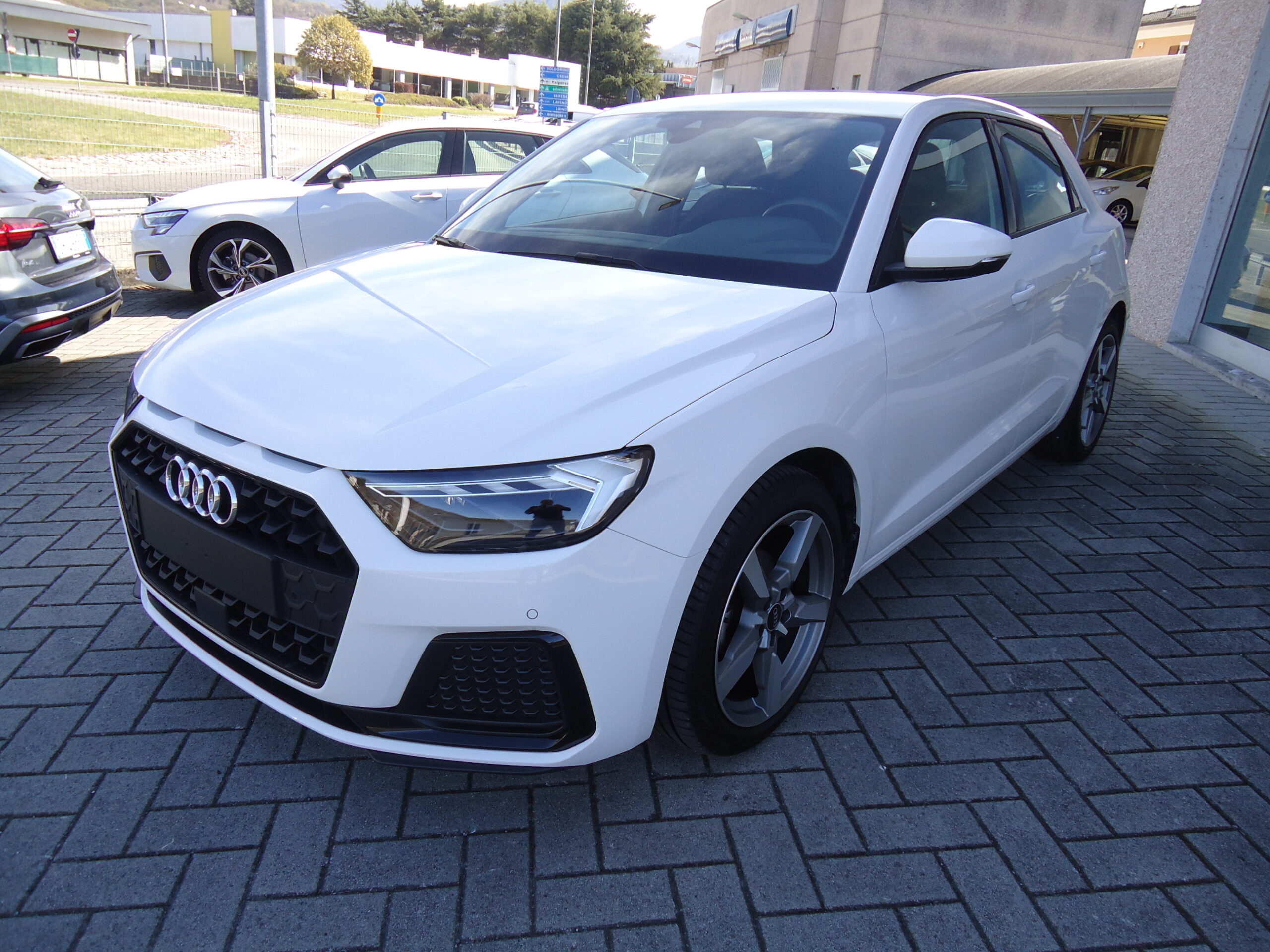 
								audi a1 bianca full									
