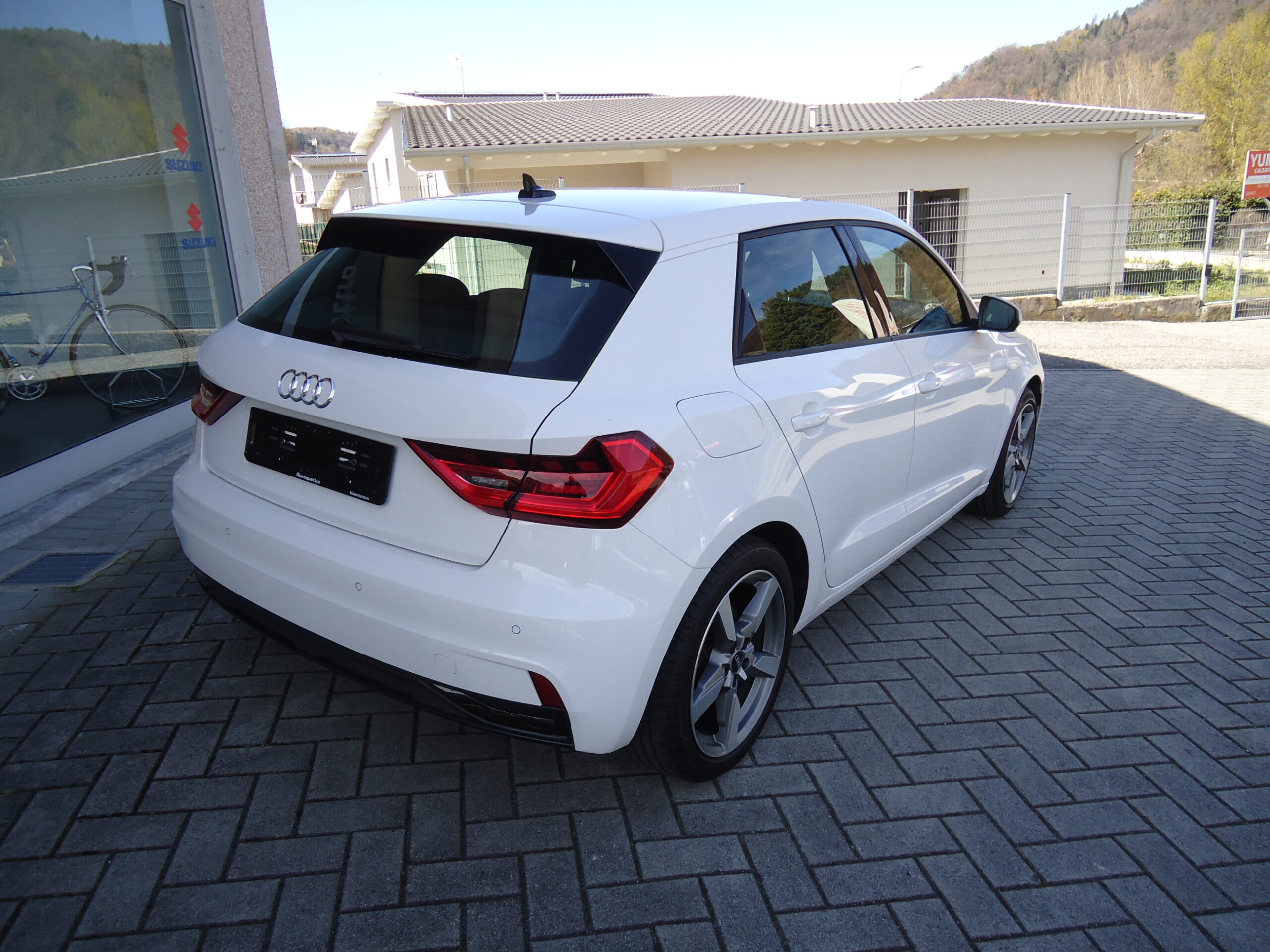 
								audi a1 bianca full									