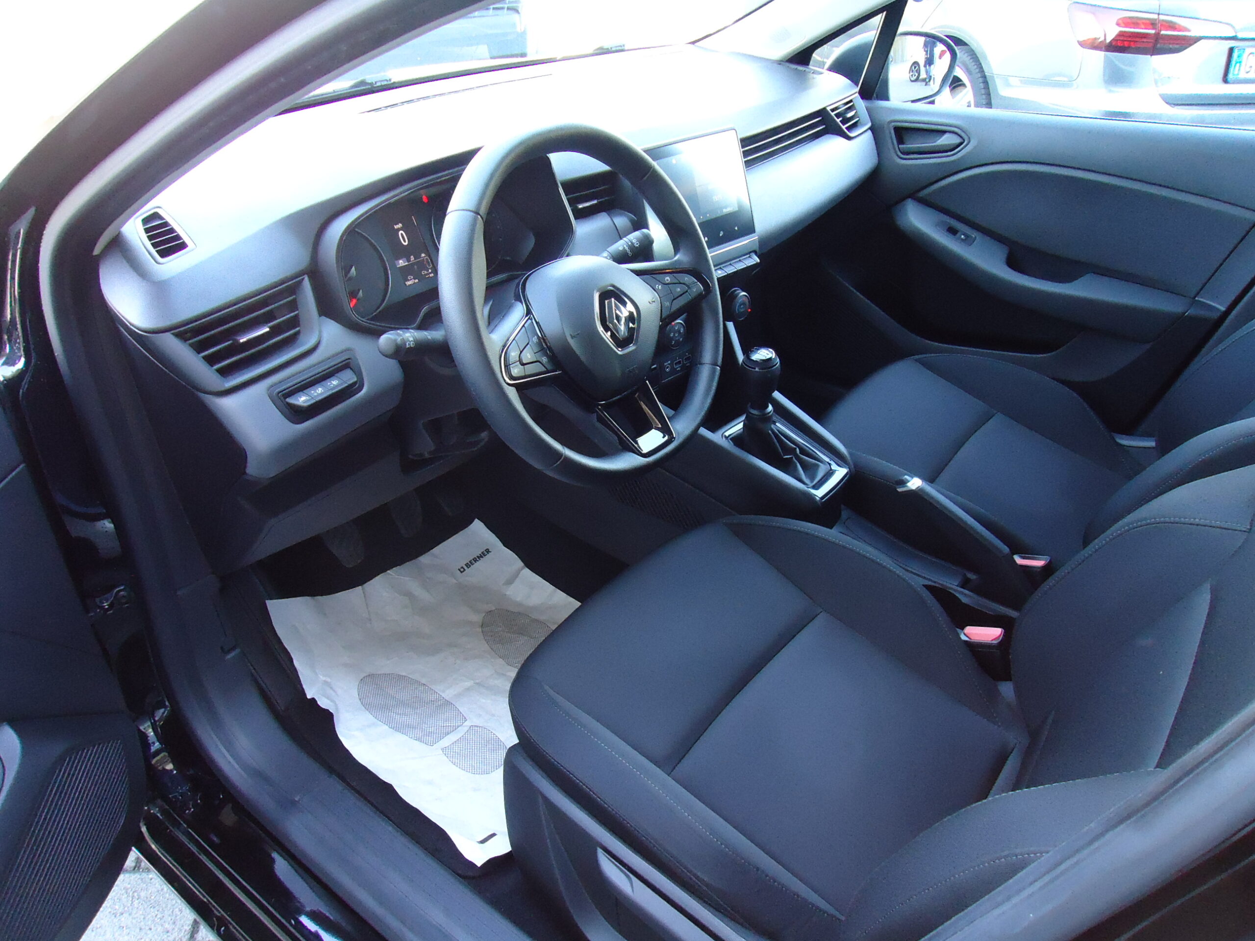 
								CLIO NERA 2022 full									