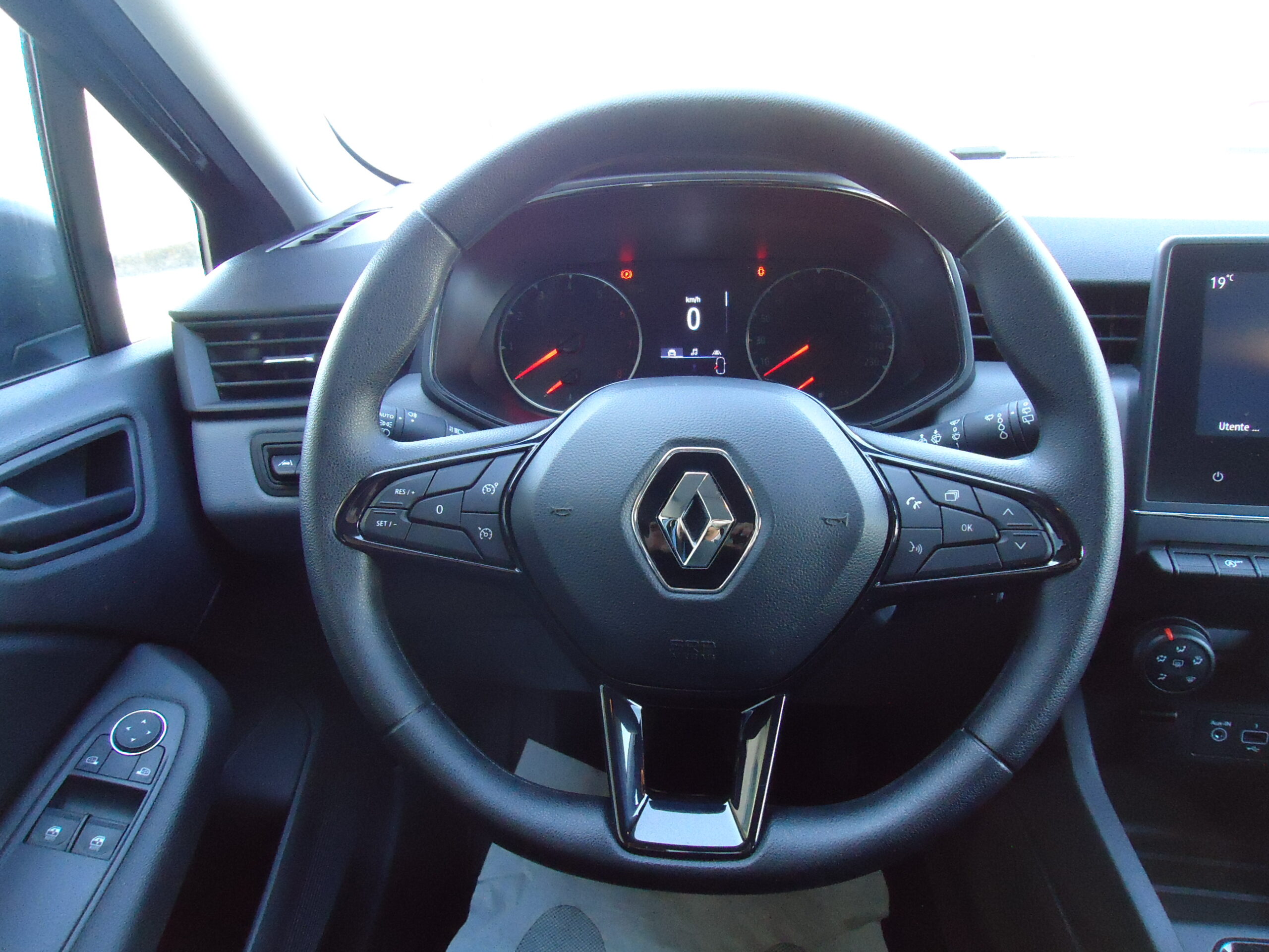 
								CLIO NERA 2022 full									