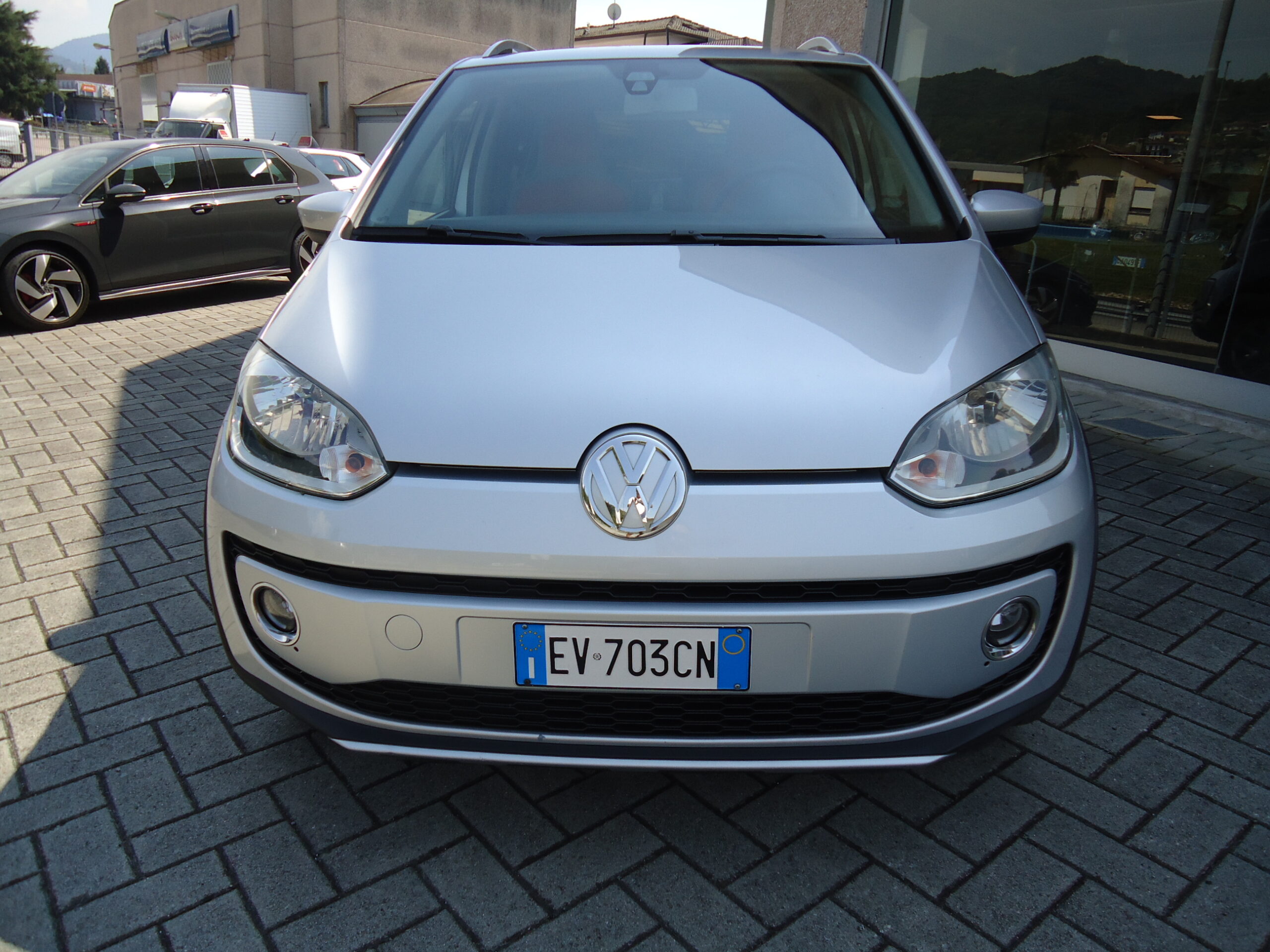 
								VW  UP full									