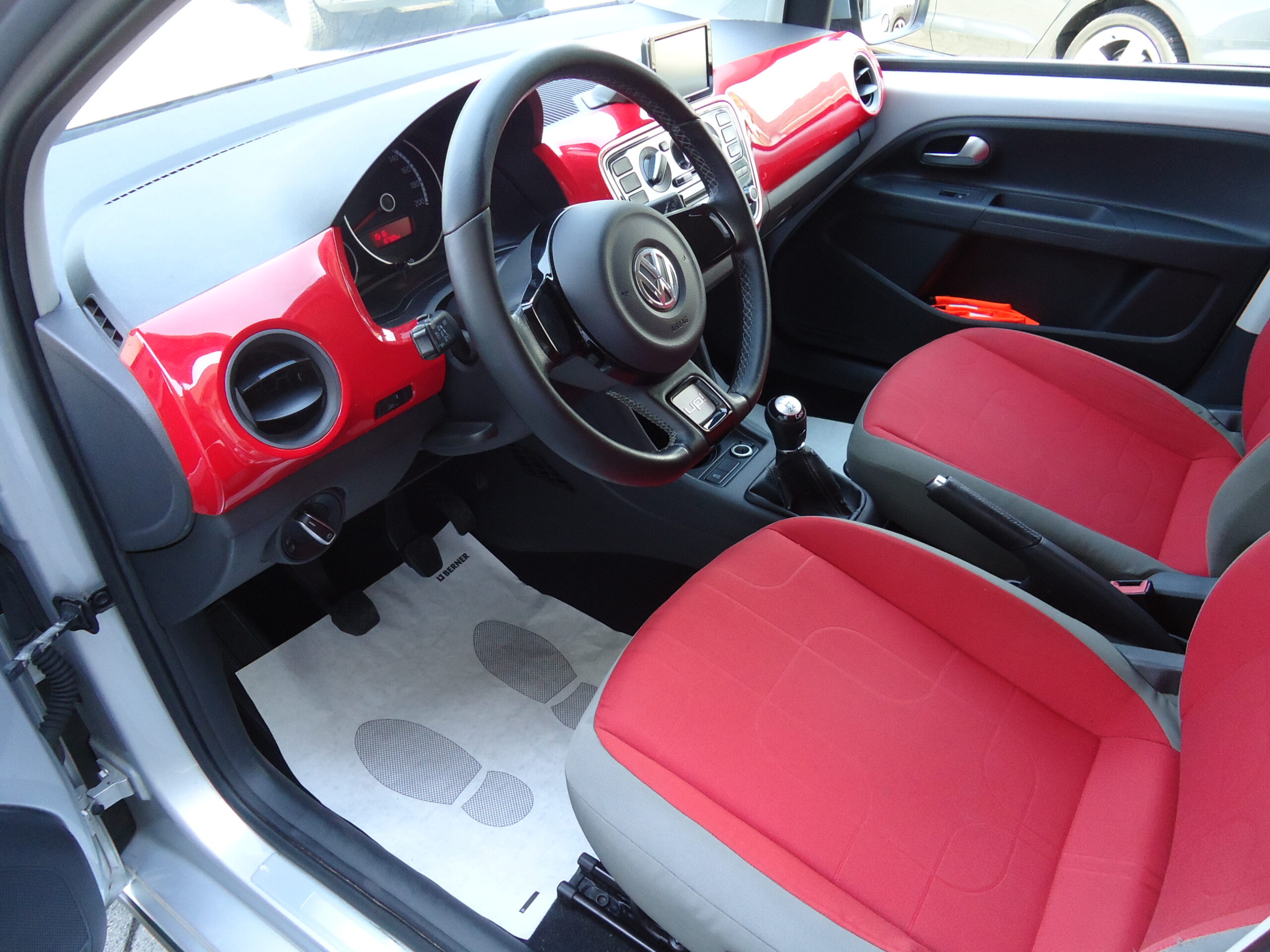 
								VW  UP full									