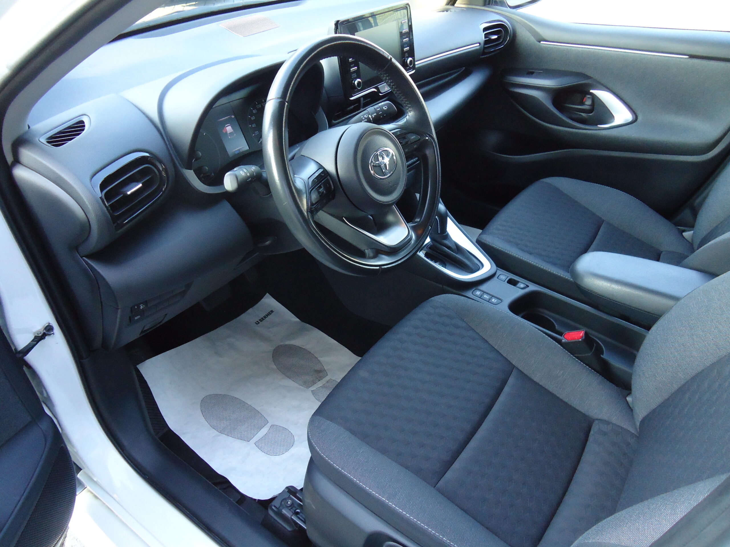 
								YARIS BIANCA full									