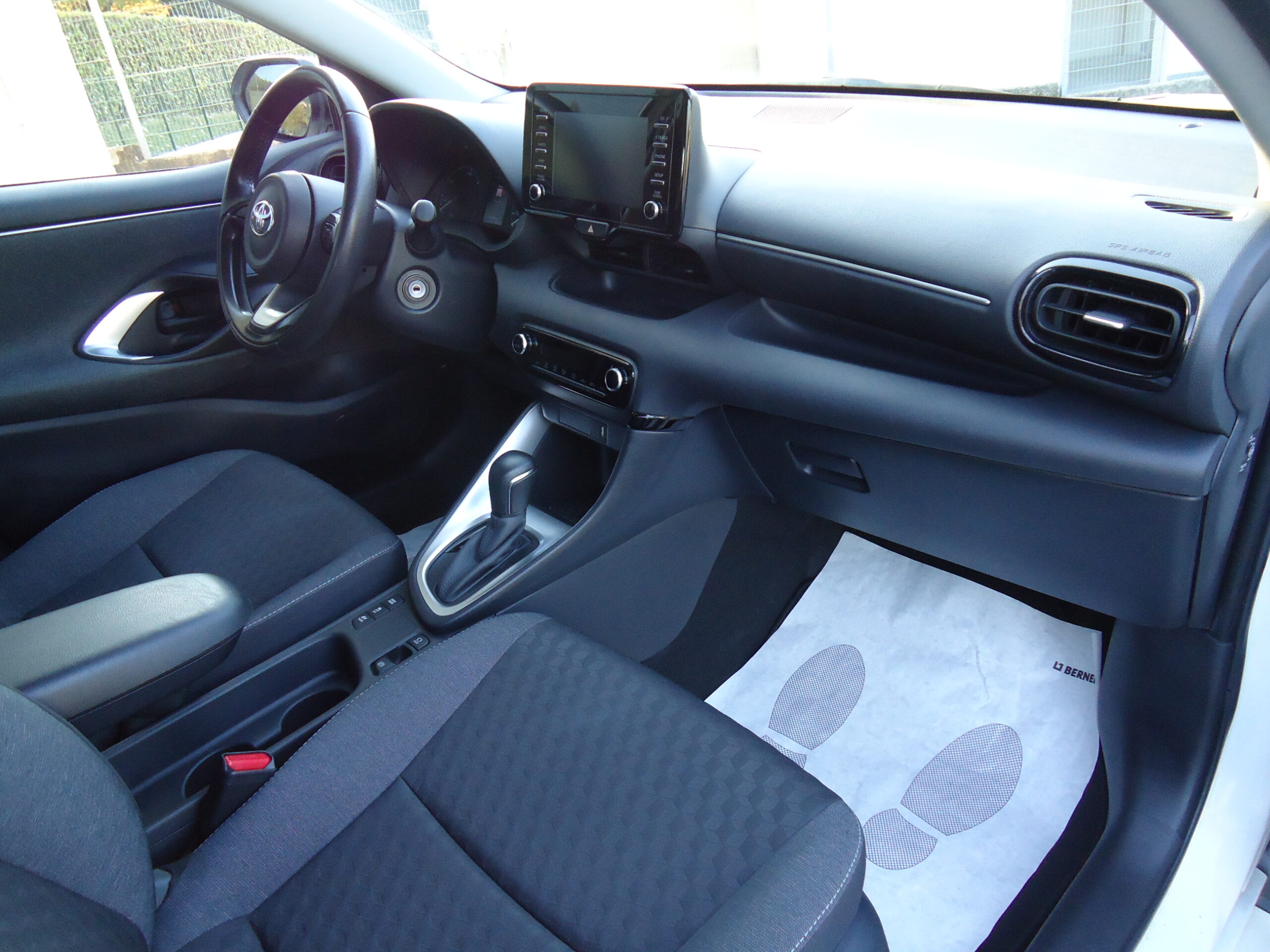 
								YARIS BIANCA full									