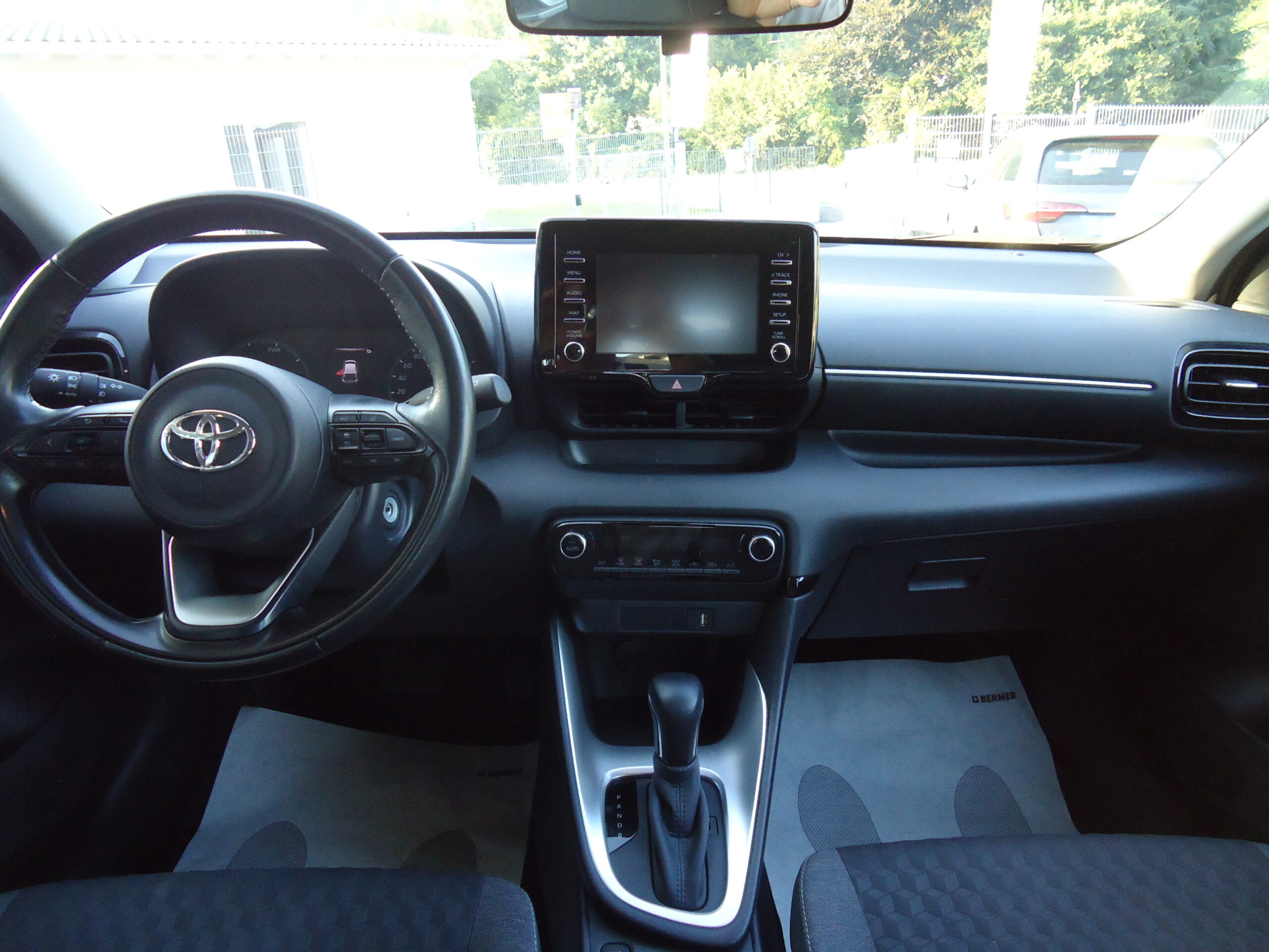 
								YARIS BIANCA full									