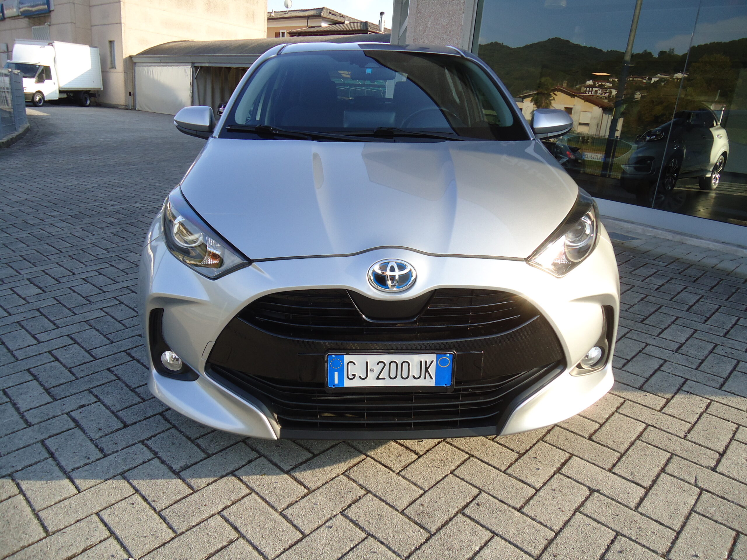 
								YARIS SILVER full									