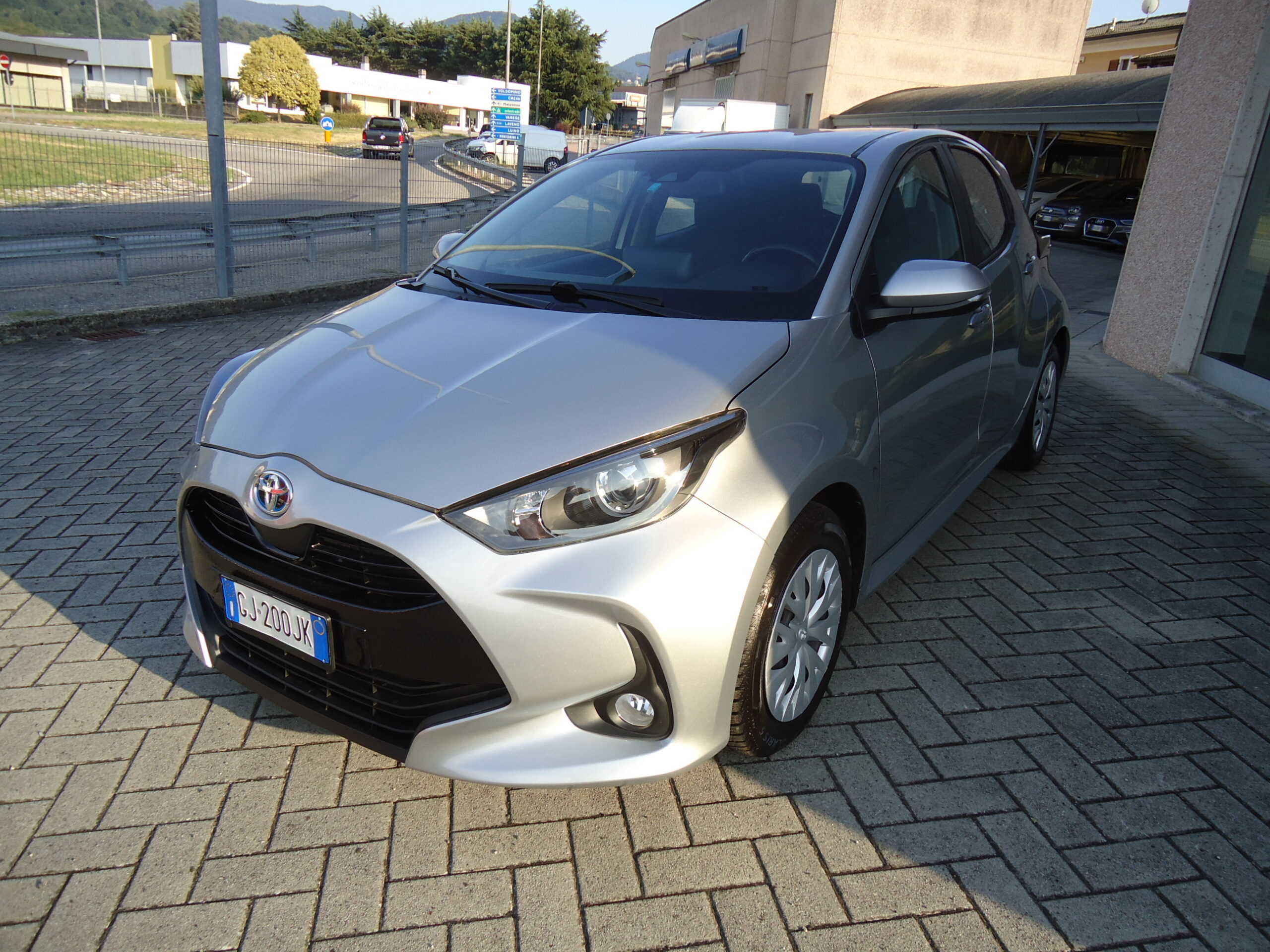 
								YARIS SILVER full									