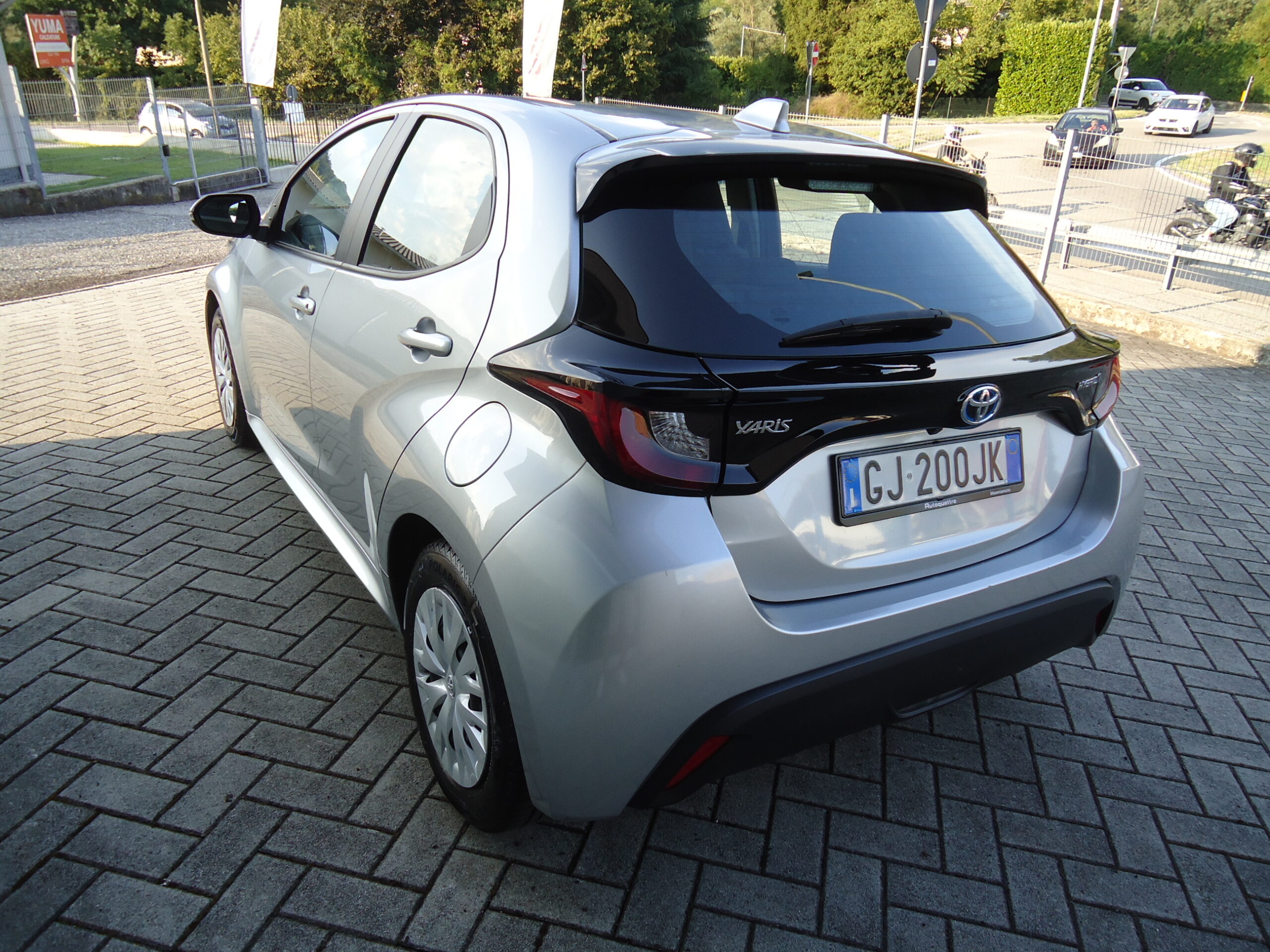 
								YARIS SILVER full									