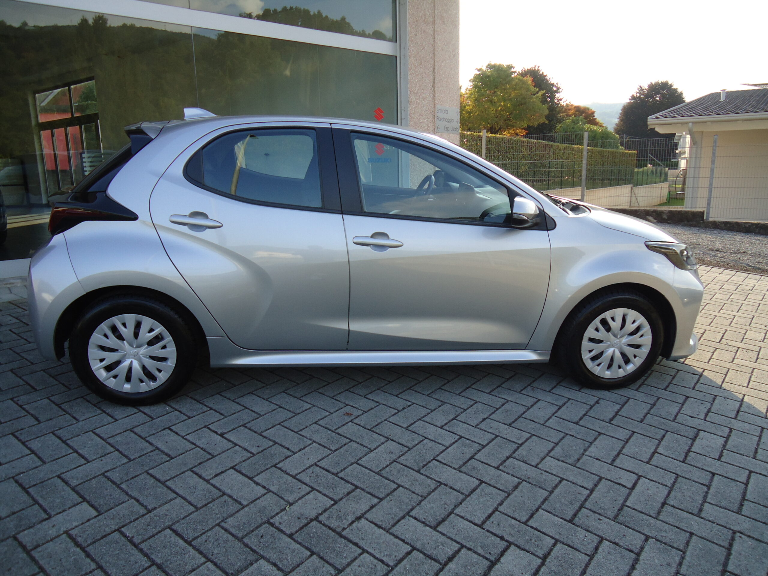 
								YARIS SILVER full									