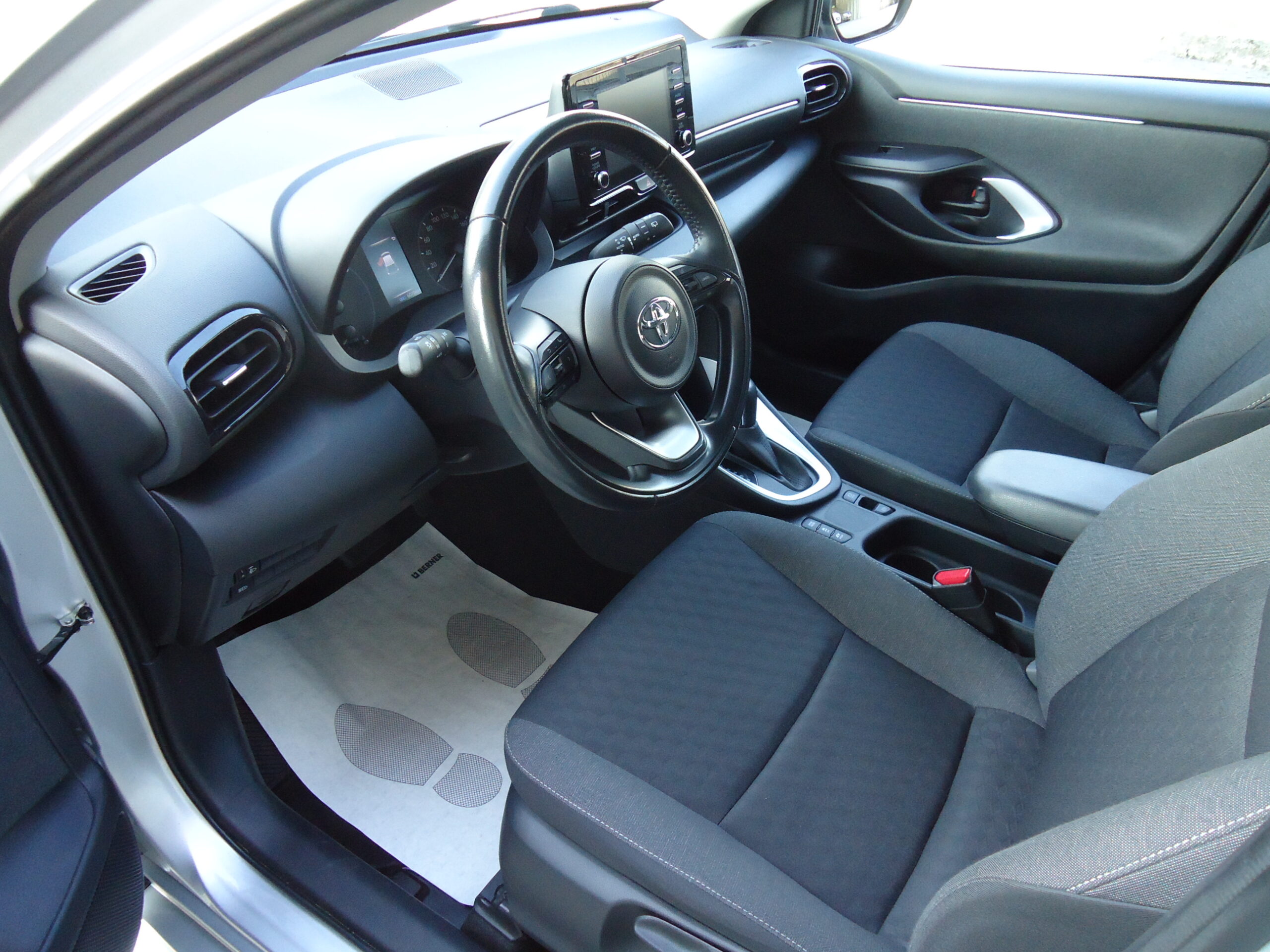 
								YARIS SILVER full									