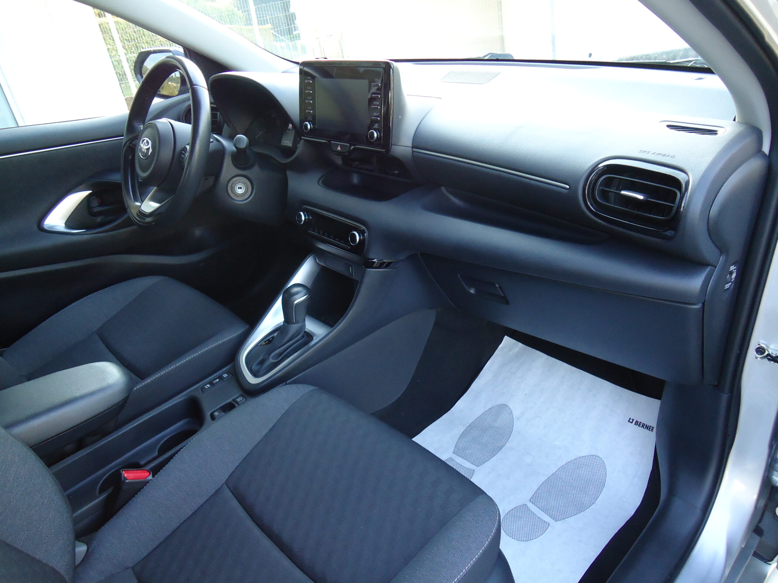 
								YARIS SILVER full									