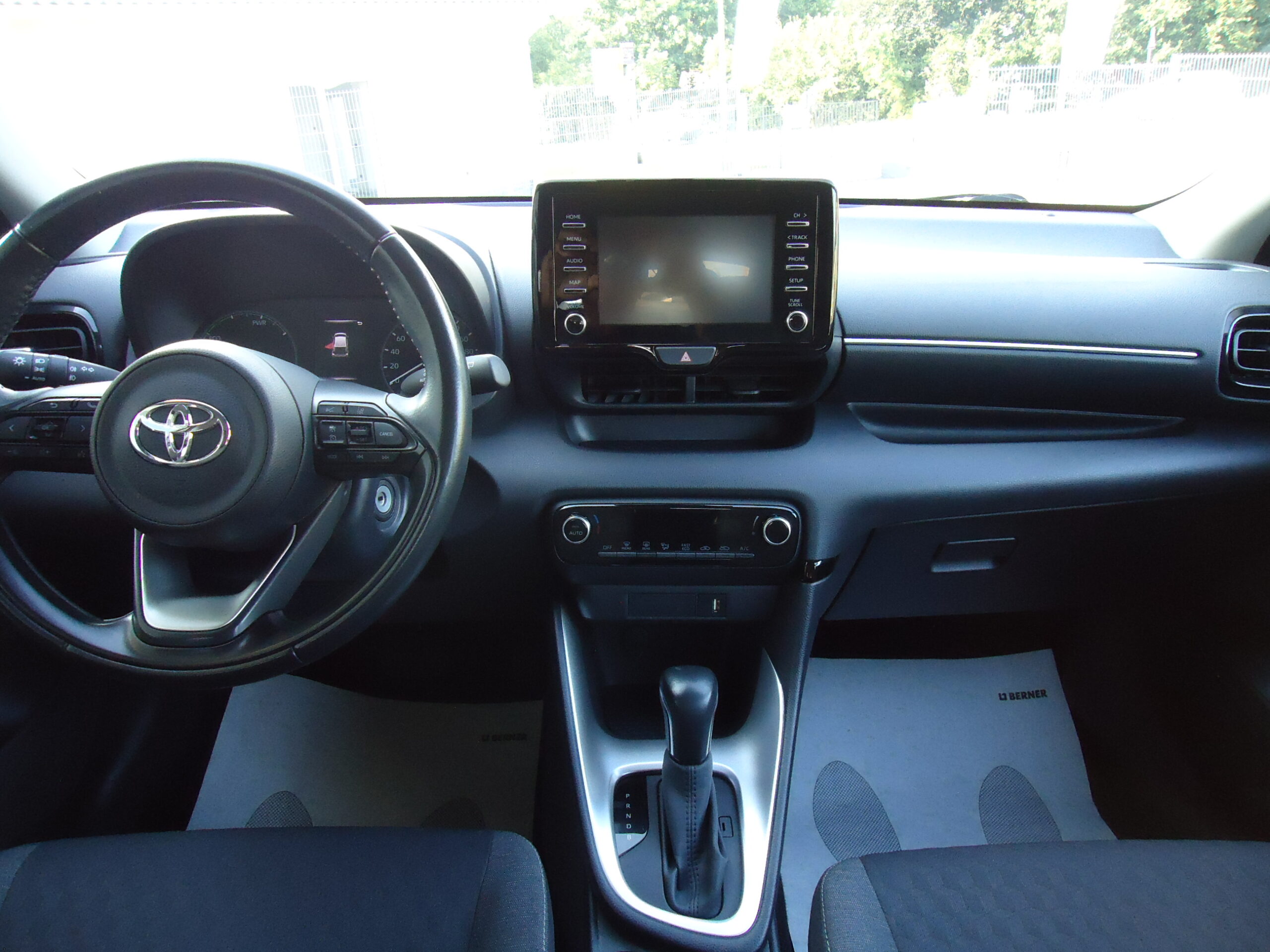 
								YARIS SILVER full									