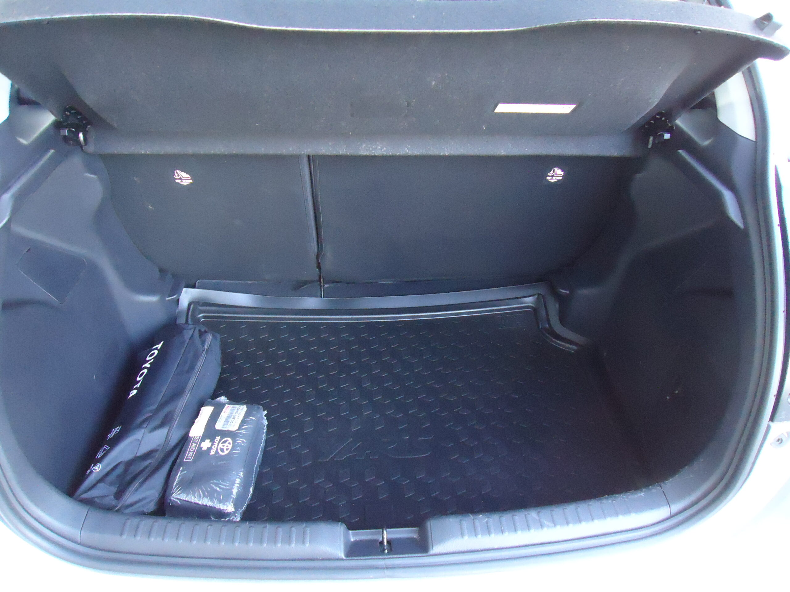 
								YARIS SILVER full									