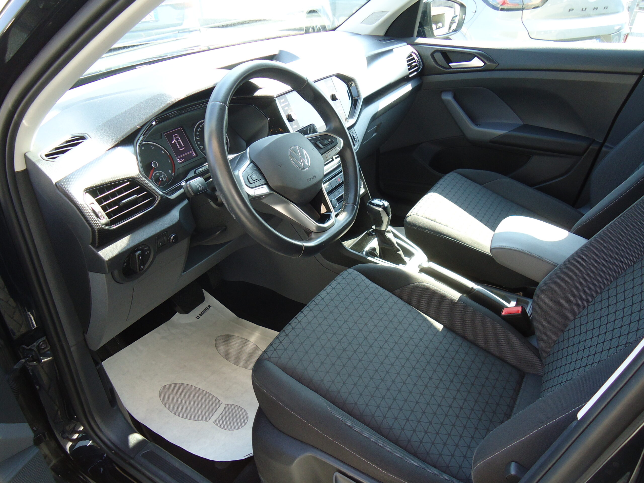 
								VW T-CROSS full									
