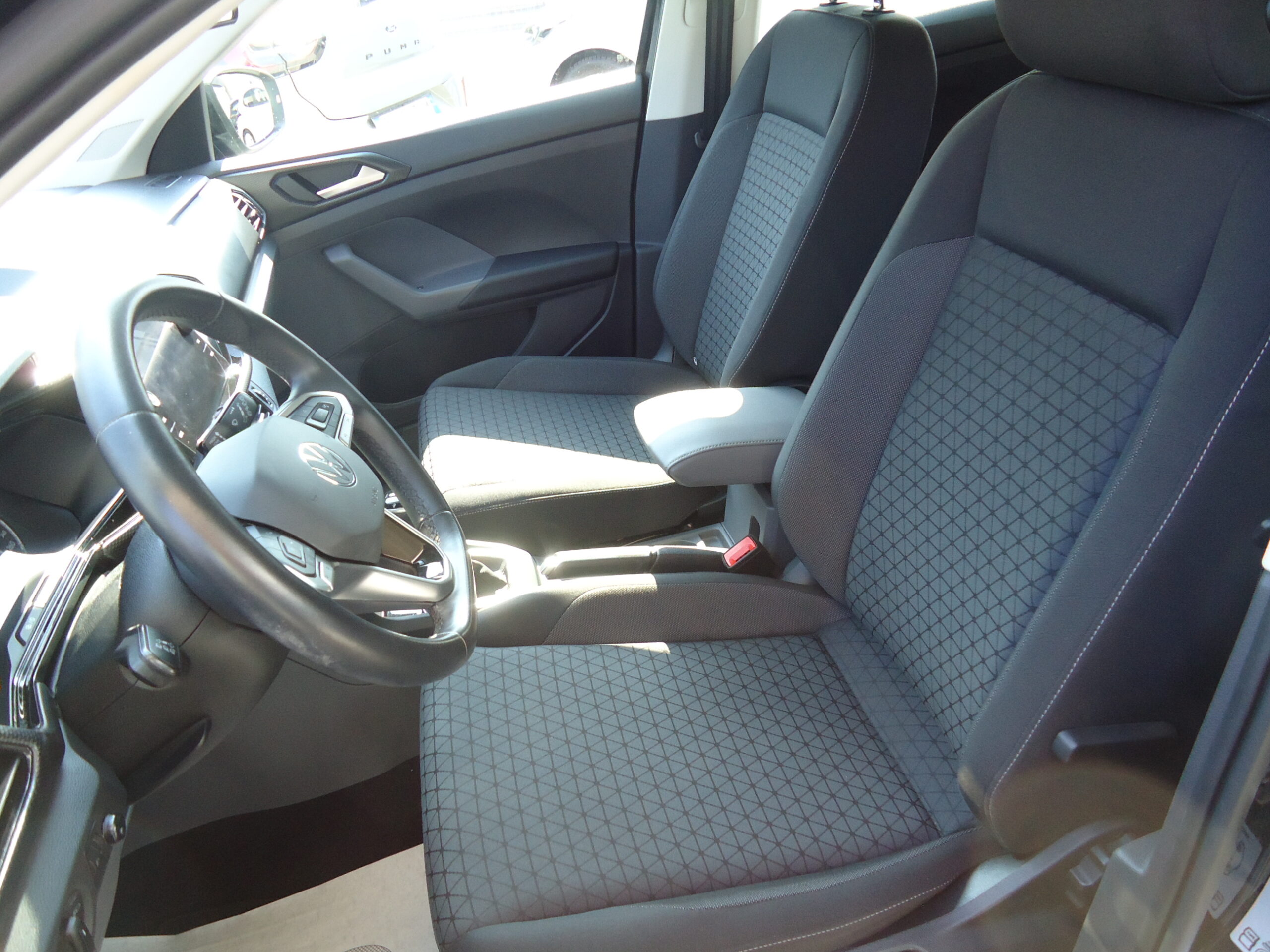 
								VW T-CROSS full									