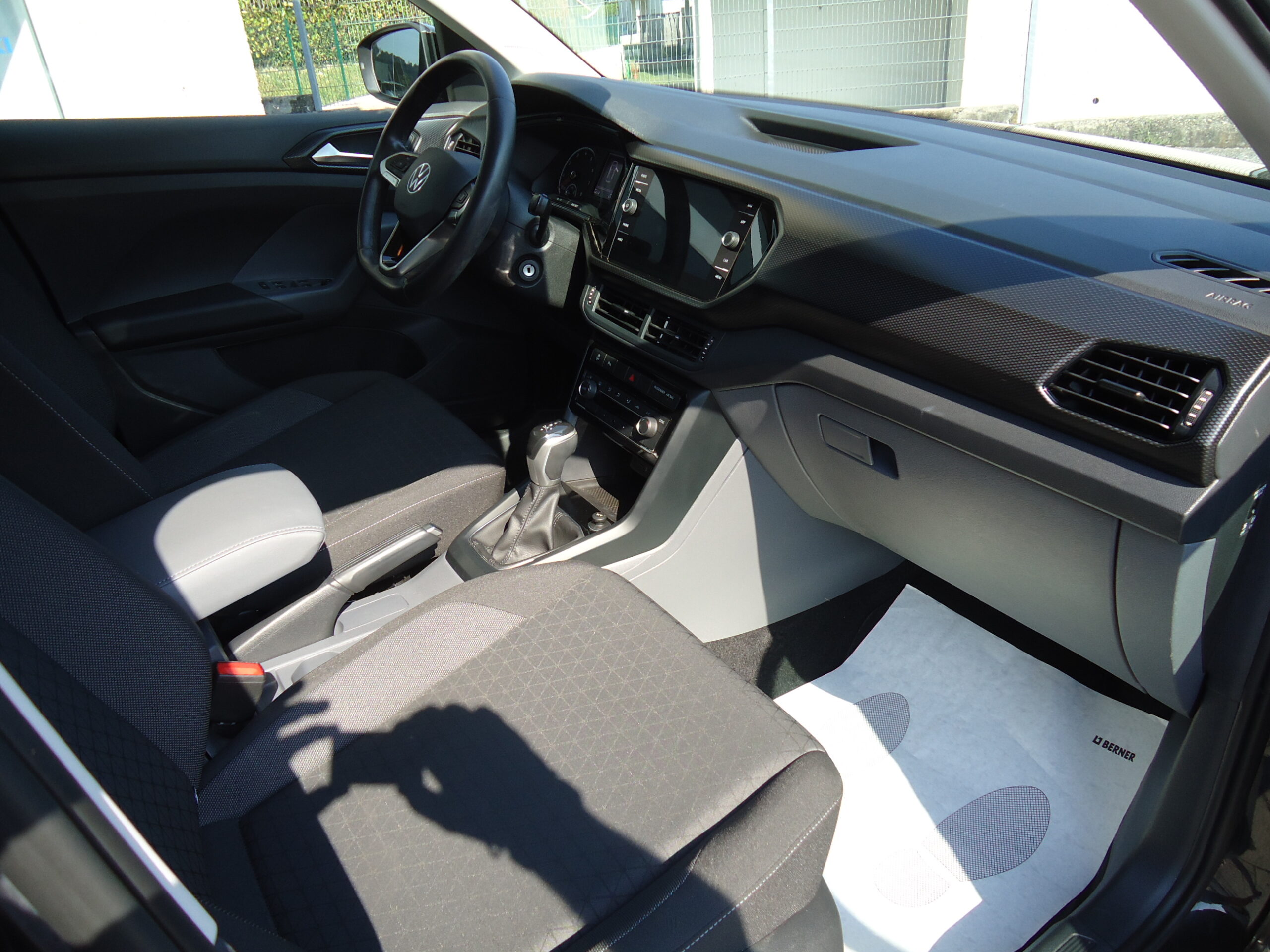 
								VW T-CROSS full									