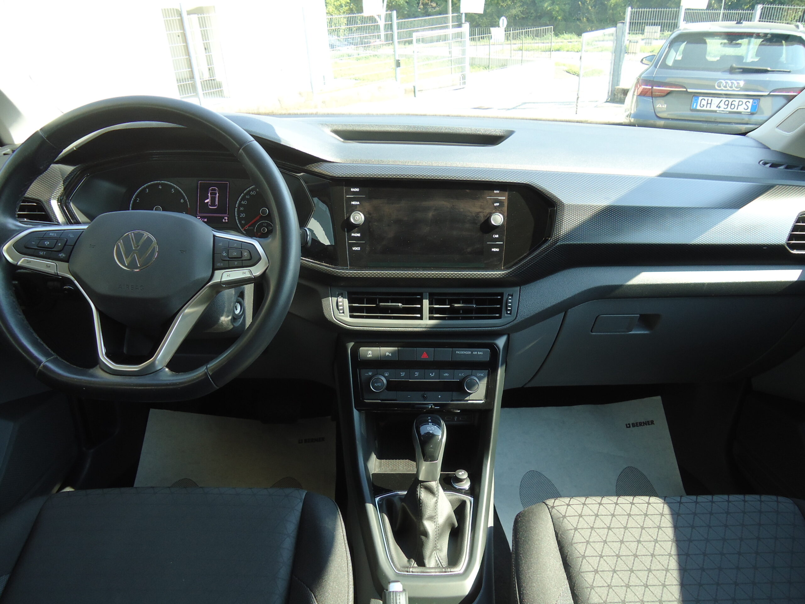 
								VW T-CROSS full									