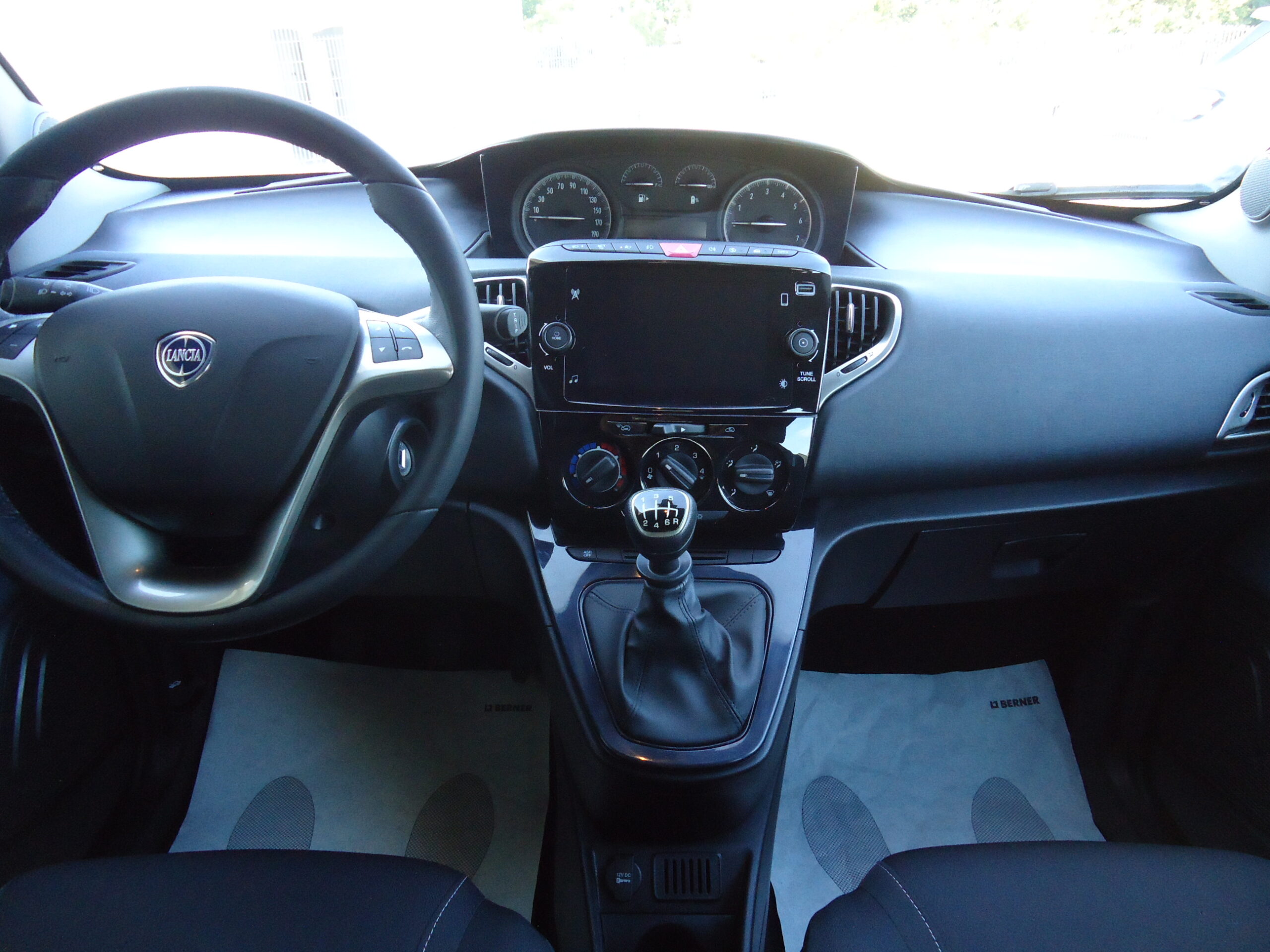 
								Lancia Y full									
