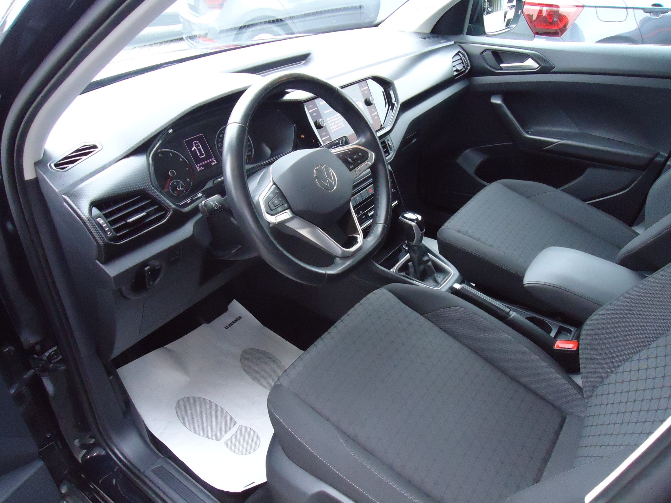 
								VW T-CROSS full									
