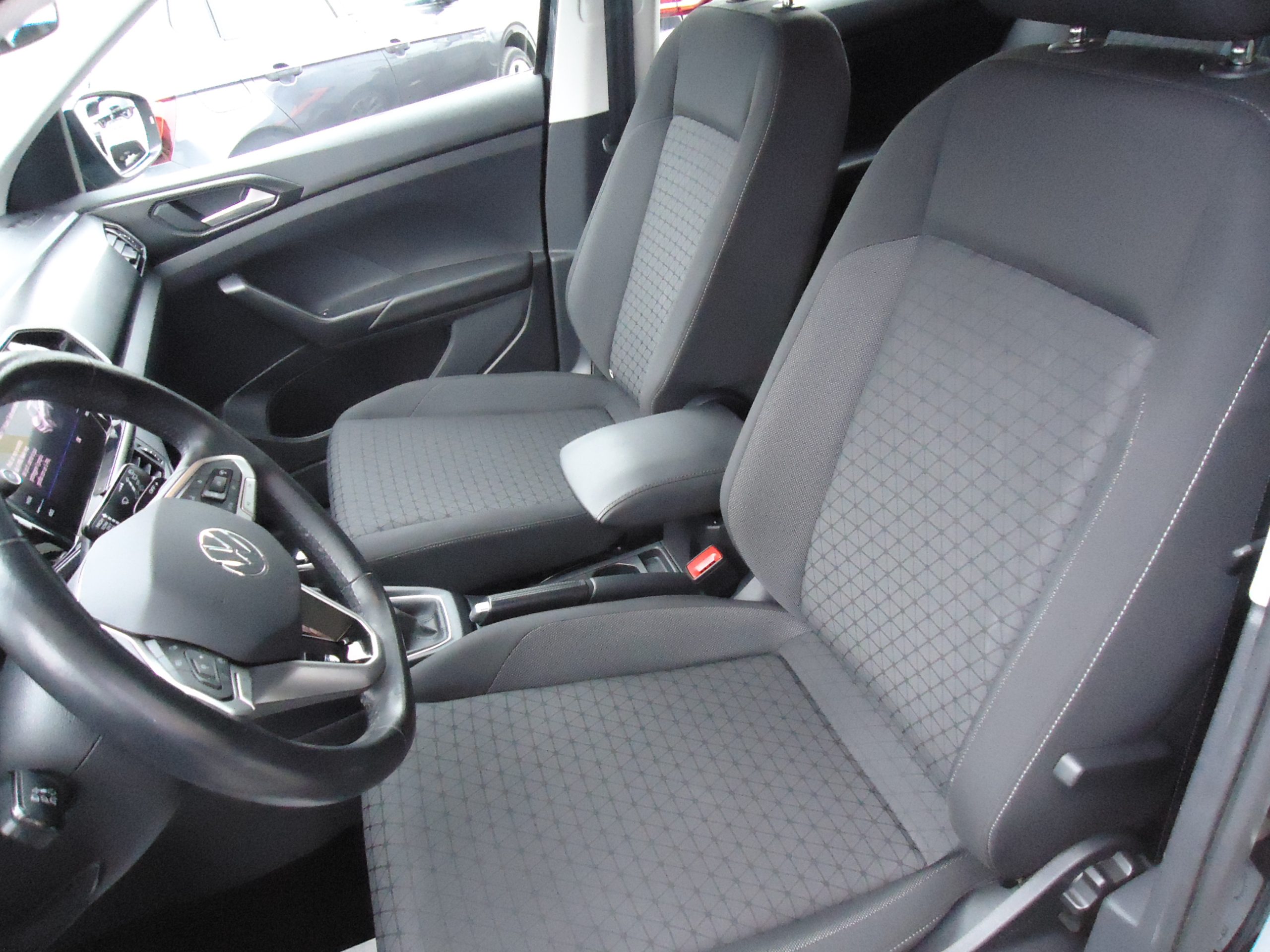 
								VW T-CROSS full									