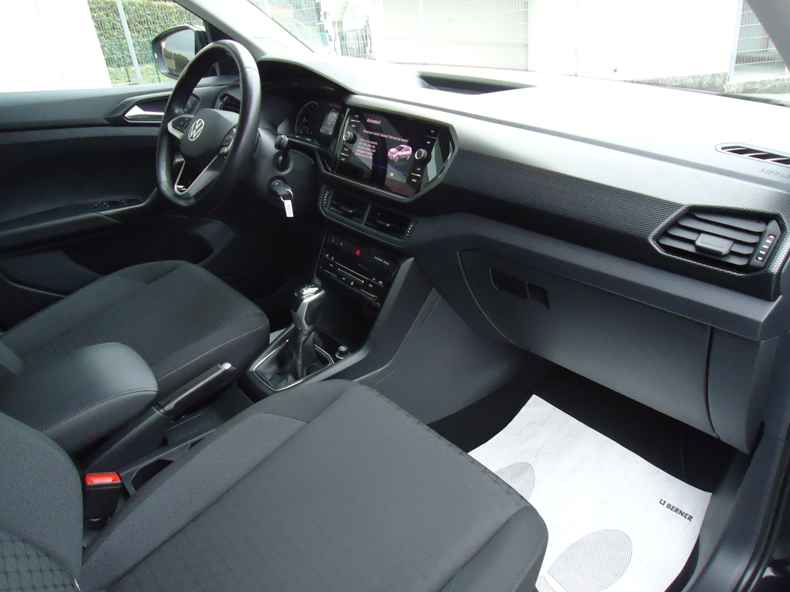 
								VW T-CROSS full									