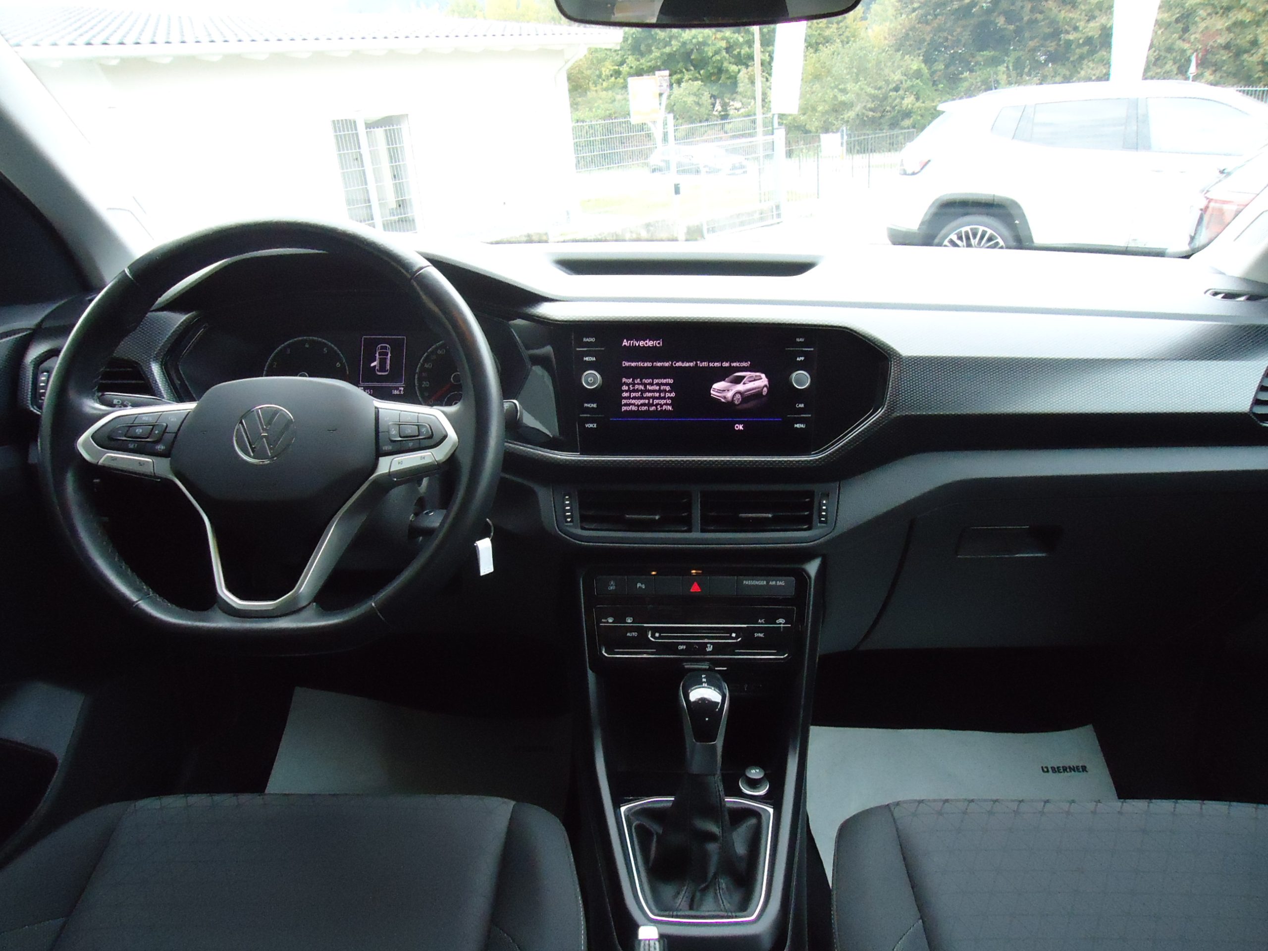 
								VW T-CROSS full									