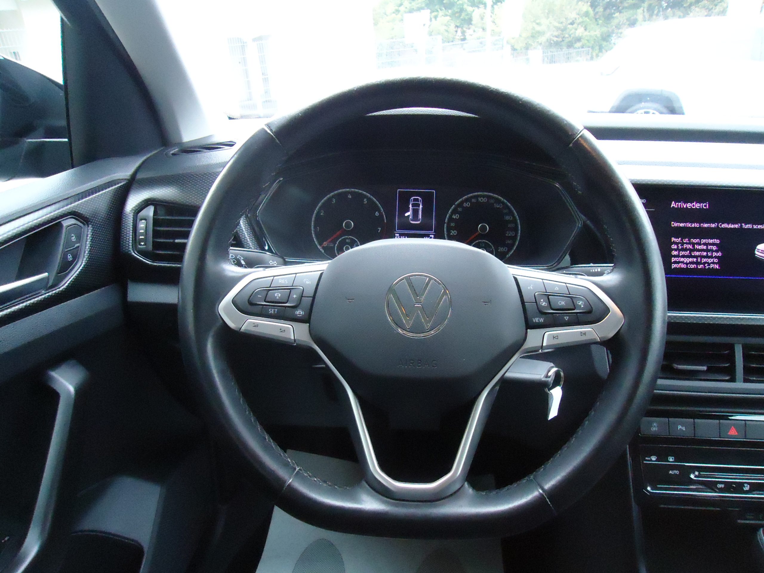 
								VW T-CROSS full									