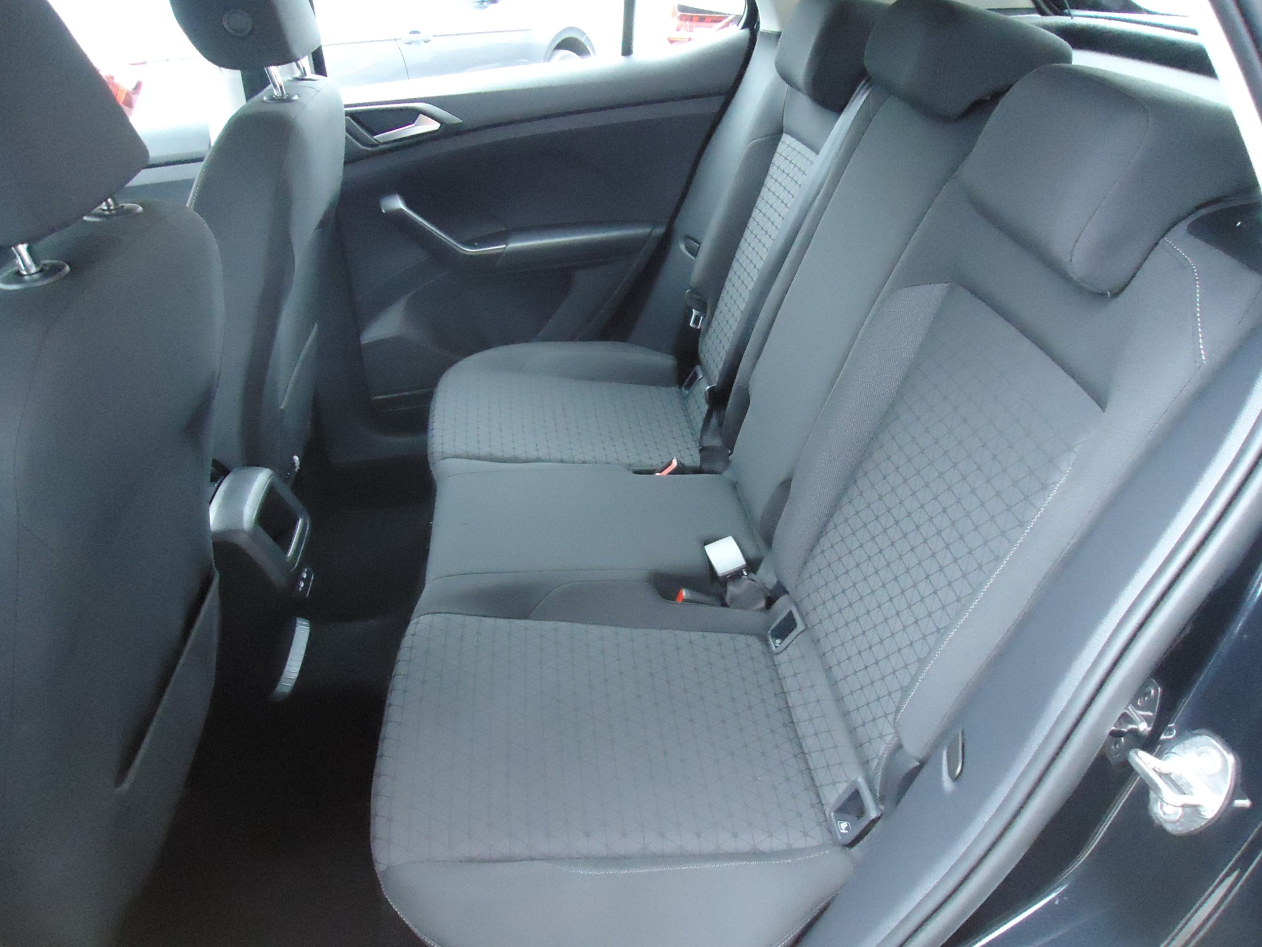 
								VW T-CROSS full									