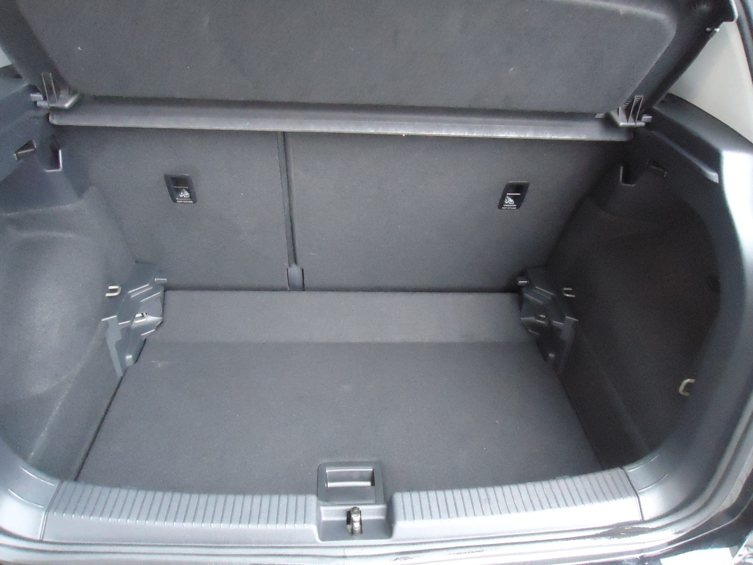 
								VW T-CROSS full									